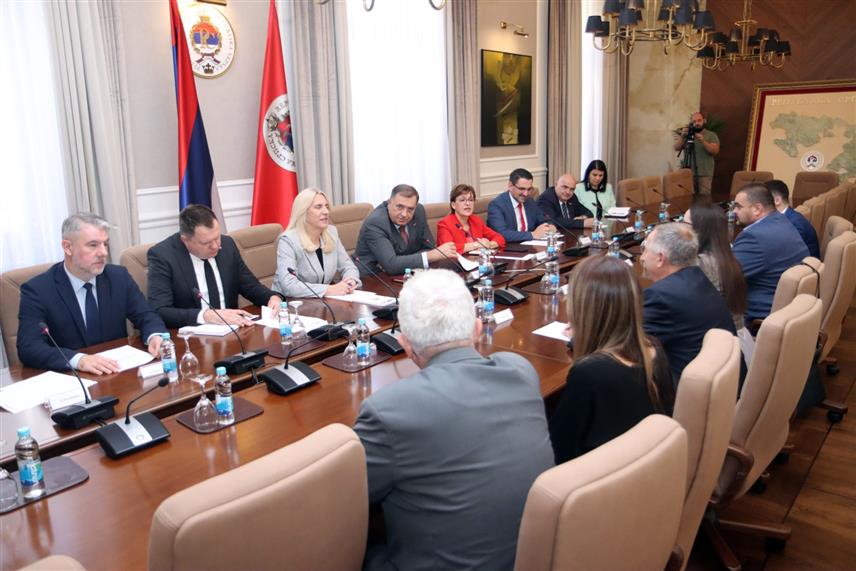 БАЊАЛУКА, 1. ОКТОБРА /СРНА/ - Састанак предсједника Републике Српске Милорада Додика са представницима општина Грахово, Гламоч, Дрвар и Босански Петровац. Састанку присуствују српски члан Предсједништва БиХ Жељка Цвијановић, министар финансија Републике Српске Зора Видовић, министар здравља и социјалне заштите Ален Шеранић, министар за научнотехнолошки развој и високо образовање Жељко Будимир и министар за европске интеграције и међународну сарадњу Златан Клокић. /Фото - Борислав Здриња/