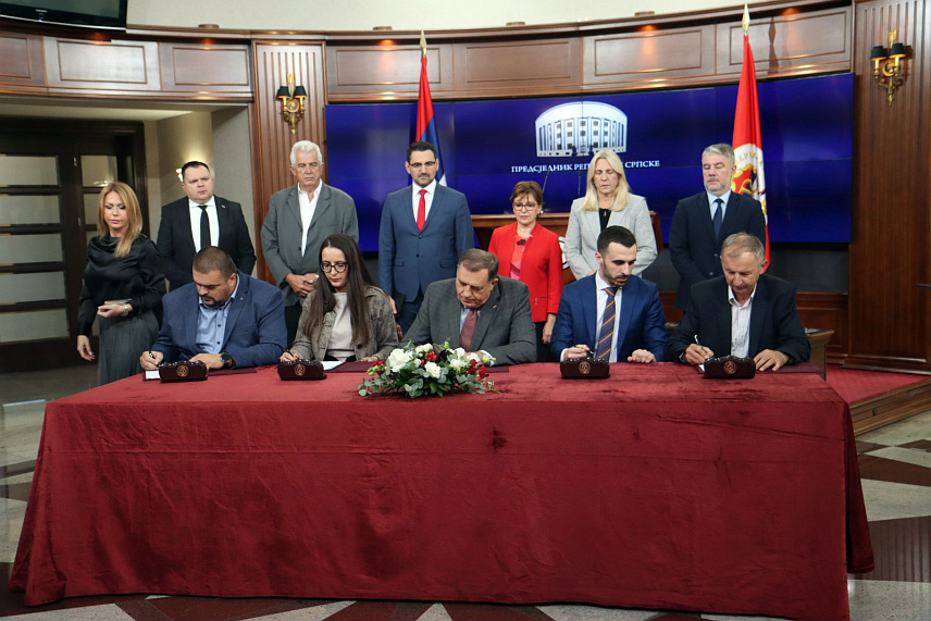 БАЊАЛУКА, 1. ОКТОБРА /СРНА/ - Предсједник Републике Српске Милорад Додик са представницима општина Грахово, Гламоч, Дрвар и Босански Петровац, потписао је протокол о подршци Српске тим општинама у Федерацији БиХ. /Фото - Борислав Здриња/