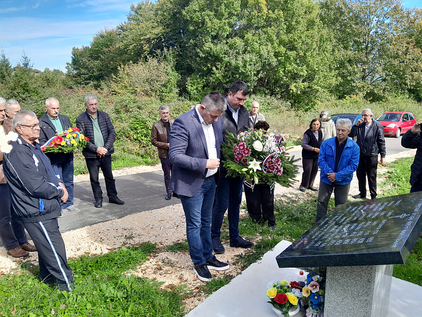 МРКОЊИЋ ГРАД, 1. ОКТОБРА /СРНА/ - У селу Сурјан код Мркоњић Града данас је освештана спомен-плоча и служен парастос за осам цивилних жртава из овог села које су хрватски војници живе спалили почетком октобра 1995. године.