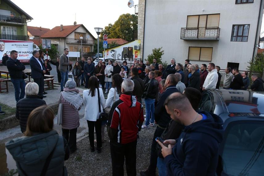 БИЈЕЉИНА, 1. ОКТОБРА /СРНА/ - Кандидат СНСД за градоначелника Бијељине Микајло Лазић изјавио је у разговору са грађанима у мјесној заједници Богдановића плац да ће умјесто обећања, понудити континуиран и одговоран рад и резултате.