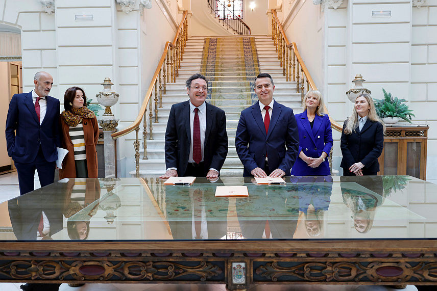 САРАЈЕВО, 1. ОКТОБРА /СРНА/ - Главни тужилац Тужилаштва БиХ Миланко Кајганић и главни тужилац Шпаније Алваро Гарсија Ортиз потписали су данас у Мадриду Меморандум о разумијевању и сарадњи два тужилаштва, који ће омогућити унапређење међународне правне помоћи и сарадњу институција у борби против организованог и других тешких облика криминала.