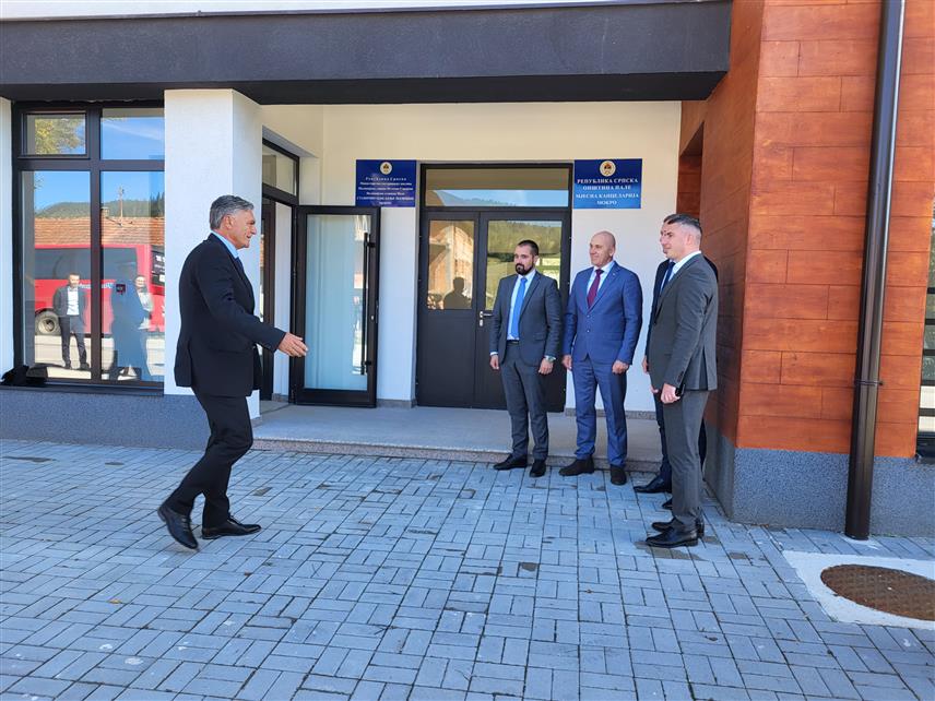 ПАЛЕ, 1. ОКТОБРА /СРНА/ - Министар унутрашњих послова /МУП/ Републике Српске Синиша Каран обишао је данас новоизграђени објекат у мјесној заједници Мокро у којој се налази станично одјељење Полиције.