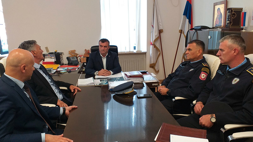 ВЛАСЕНИЦА, 1. ОКТОБРА /СРНА/ - Министар унутрашњих послова Републике Српске Синиша Каран и директор Полиције Синиша Кострешевић састали су се у Власеници са начелником општине Мирославом Краљевићем.