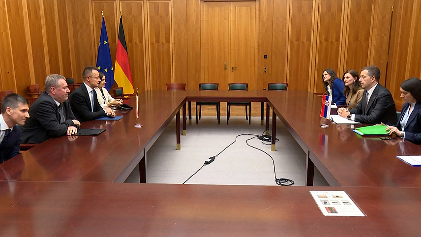 БЕОГРАД, 1. ОКТОБРА /СРНА/ - Министри спољних послова Србије Марко Ђурић и Мађарске Петер Сијарто састали су се данас у Берлину.	