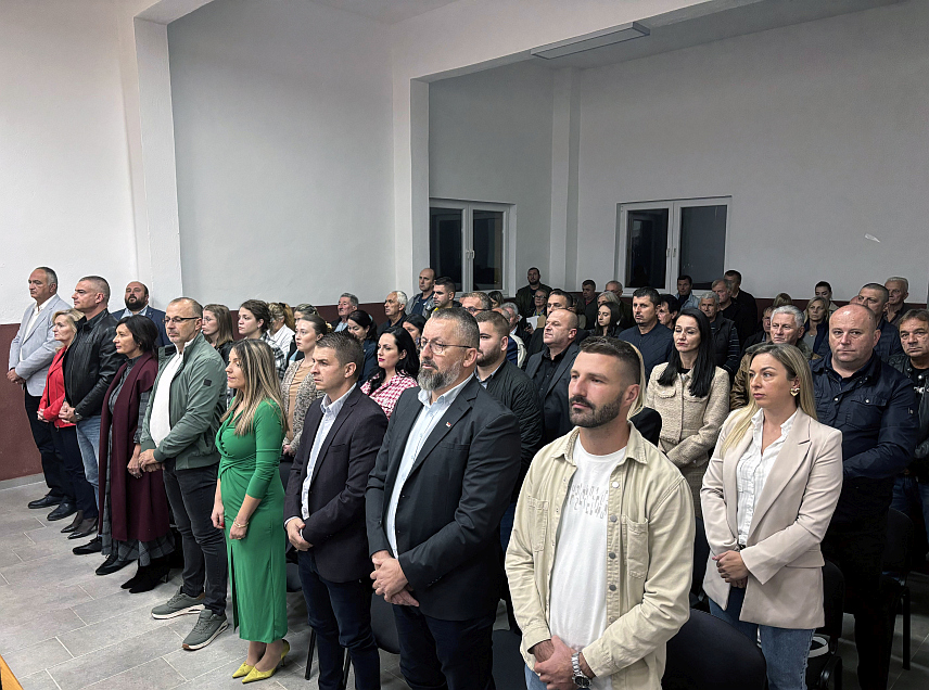 ПРИЈЕДОР, 1. ОКТОБРА /СРНА/ - Носилац одборничке листе Народне партије Српске /НПС/ за Скупштину града Приједора Оливера Брдар Мирковић позвала је вечерас на завршој трибини ове странке у Марићкој суграђане да 6. октобра изађу на изборе и дају глас НПС-у и заједничком кандидату за градоначелника Слободану Јавору.