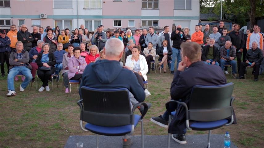 ТЕСЛИЋ, 1. ОКТОБРА /СРНА/ - Кандидат СНСД-а за начелника општине Теслић Недељко Керић и кандидат СПС-а за одборника у Скупштини општине Теслић Славен Јелић данас у Теслићу на четвртој панел дискусији "Слушамо вас", на којој су са грађанима разговарали о проблемима на нивоу њиховог кварта, мјесне заједнице и општине.	