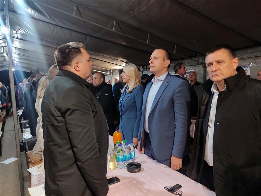 БАЊАЛУКА, 1. ОКТОБРА /СРНА/ - Кандидат СНСД-а за градоначелника Бањалуке Никола Шобот поручио је вечерас на предизборној трибини ове странке у мјесној заједници Куљани да се морају ријешити основни инфраструктурни проблеми овог насеља, те вјерује да су ово посљедњи локални избори у којима се прича о водоснабдијевању и асфалтирању.