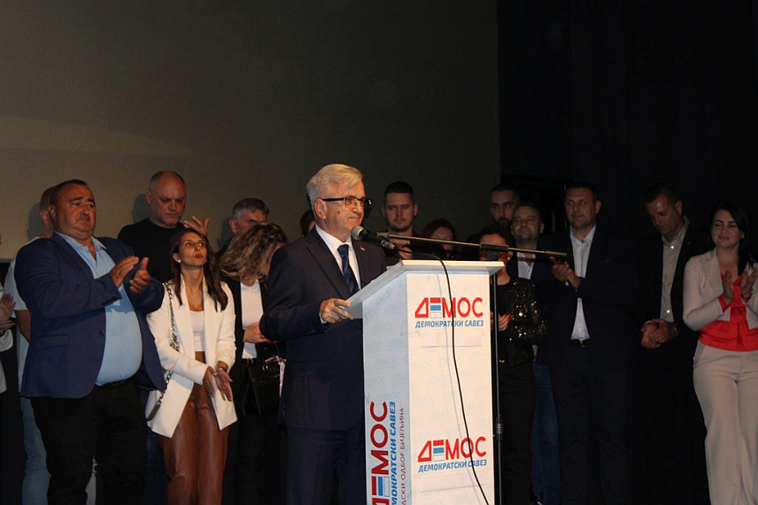 ЗВОРНИК, 1. ОКТОБРА /СРНА/ - Предизборна трибина Градског одбора ДЕМОС-а одржана вечерас у Зворнику.	