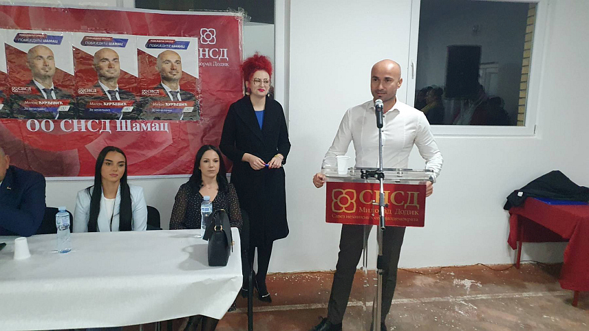 ШАМАЦ, 1. ОКTОБАР /СРНА/ - Кандидат СНСД-а за начелника општине Шамац Милан Ђурђевић на предизборној трибини те странке у насељу Писари.