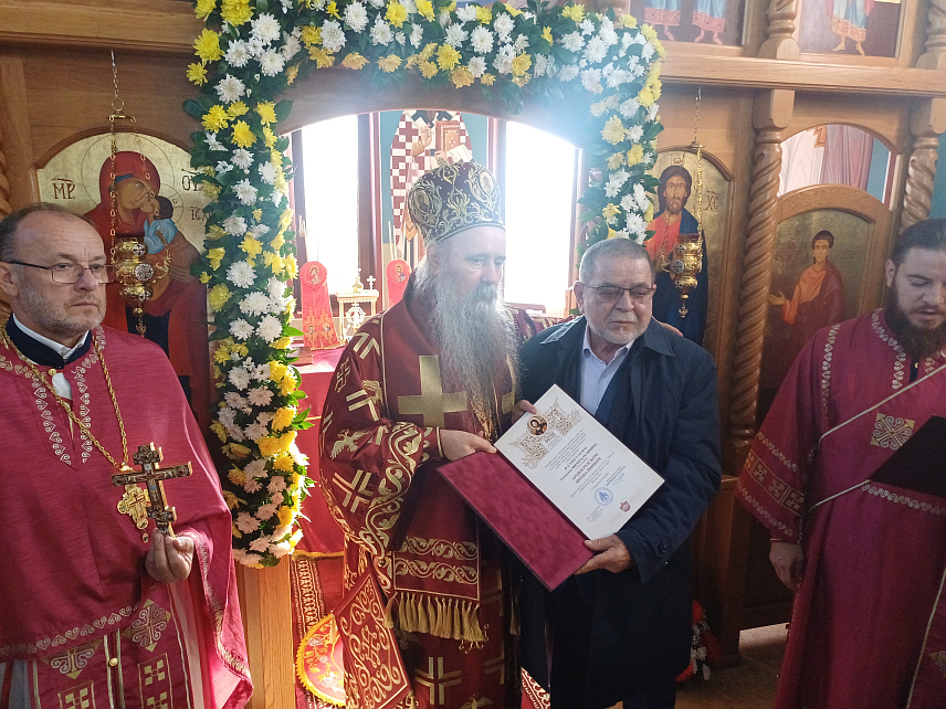 ДЕРВЕНТА, 20. ОКТОБРА /СРНА/ - Његово високопреосвештенство митрополит зворничко-тузлански Фотије освештао је данас у дервентском селу Дријен живопис Цркве Светих Кирила и Методија, а овом чину и литургији присуствовало је мноштво вјерника, међу којима и градоначелник Дервенте Милорад Симић.