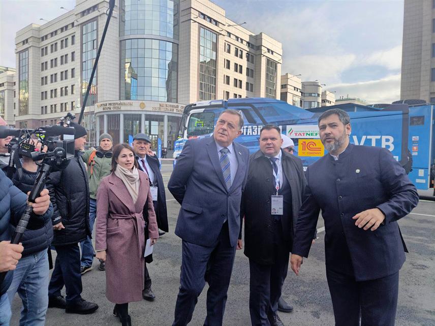 КАЗАЊ, 20. ОКТОБРА /СРНА/ - Предсједник Републике Српске Милорад Додик посјетио је данас у Казању, татарстанској пријестоници у средишту Руске Федерације, изложбу технике која је произведена у Републици Татарстан.