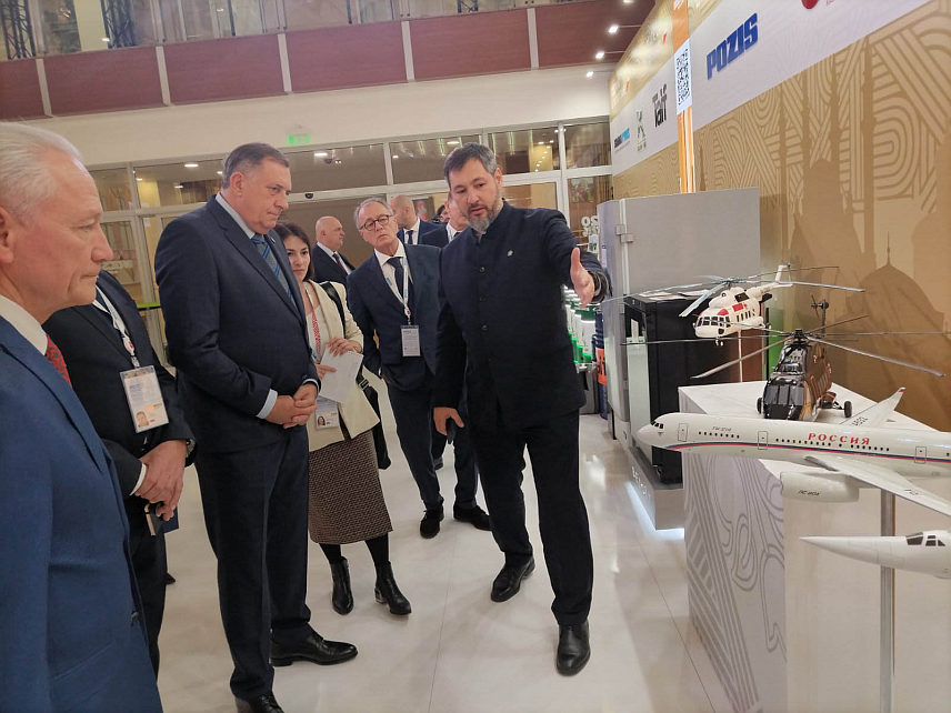КАЗАЊ, 20. ОКТОБРА /СРНА/ - Предсједник Републике Српске Милорад Додик данас је у Казању, татарстанској пријестоници у средишту Руске Федерације, у оквиру изложбе технике која је произведена у Републици Татарстан обишао поставку достигнућа.