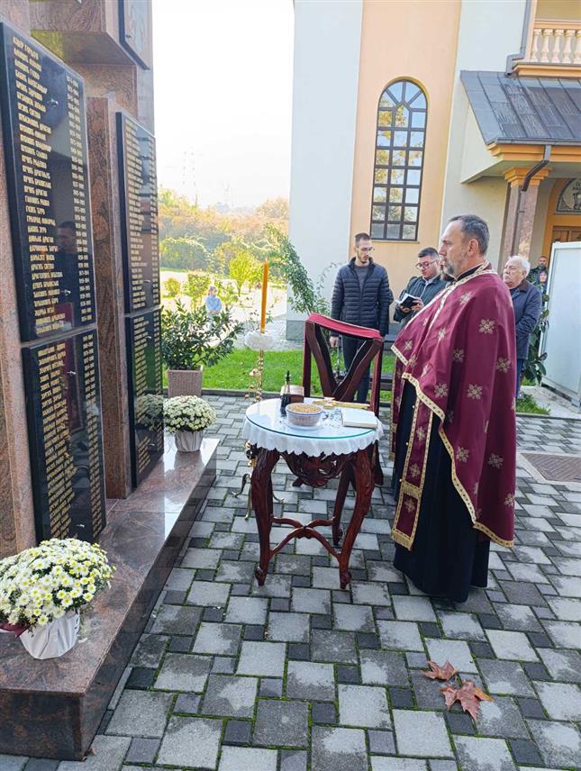 БАЊАЛУКА, 20. ОКТОБРА /СРНА/ - У бањалучкој мјесној заједници Лауш данас је служен парастос за 112 бораца Војске Републике Српске /ВРС/ са подручја ове мјесне заједнице.