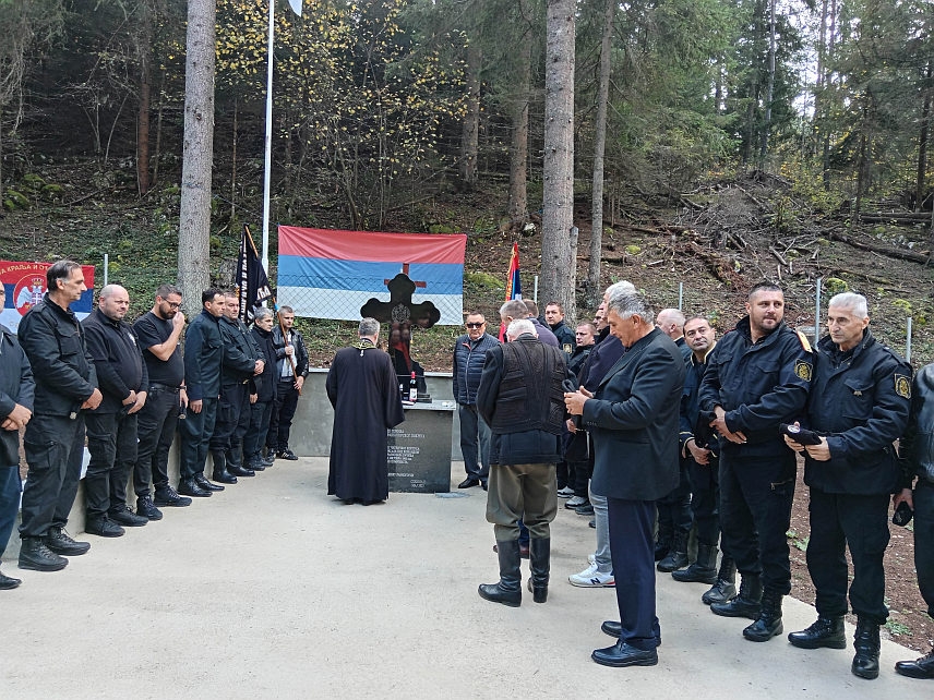 СОКОЛАЦ, 20. ОКTОБРА /СРНА/ - На планини Копито у близини соколачког села Сијерци данас је освештан споменик за 97 бораца Церског четничког корпуса Азбуковачке бригаде погинулих у овом селу у борбама са партизанским јединицама у октобру 1943. године.