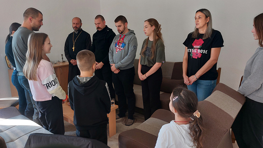 БРЧКО, 20. ОКTОБРА /СРНА/ - Представници Хуманитарне организације "Срби за Србе", заједно са свештеником Жељком Ђурицом, посјетили су данас осмочлану породицу Tуфегџић са шесторо дјеце у Марковић Пољу код Брчког, којој су помогли у изградњи куће.