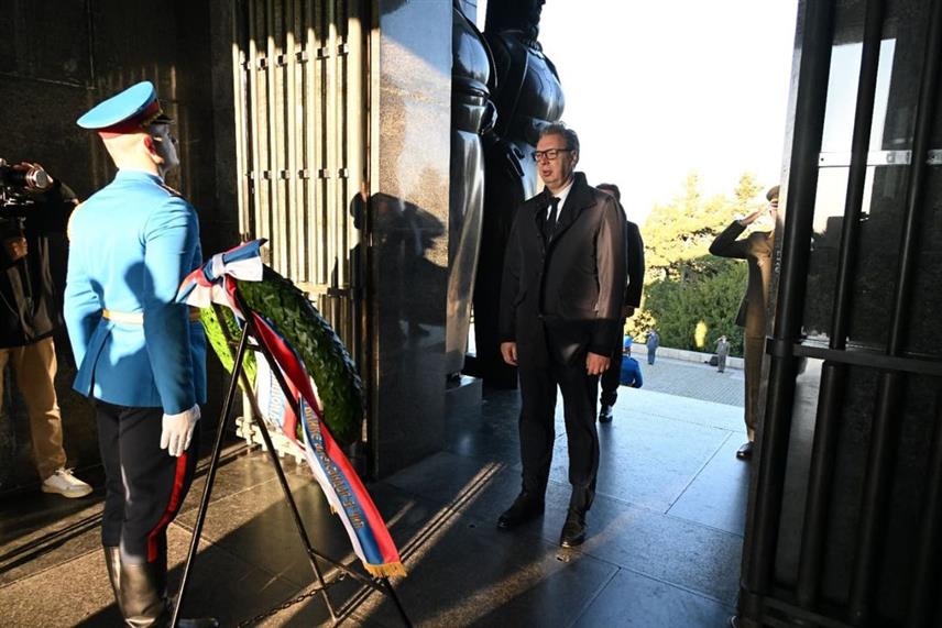 БЕОГРАД, 20. ОКТОБРА /СРНА/ - Предсједник Србије Александар Вучић положио је вијенац на Споменик незнаном јунаку на Авали поводом 80 година од ослобођења Београда, те поручио да српски народ никада неће заборавити храброст својих предака у борби за правду против многоструко јачих непријатеља.	
