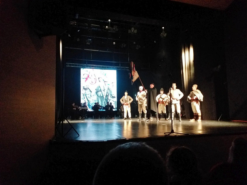 ИСТОЧНО САРАЈЕВО, 20. ОКТОБРА /СРНА/ - Ансамбл народних игара и песама Косова и Метохије "Венац" одржао је концерт у Источном Срајеву у оквиру манифестације "Дани Србије у Републици Српској" на коме су се показале нераскидиве везе народа са обје стране Дрине, а посебно веза са српским народом Космета који је прошао сличну голготу.