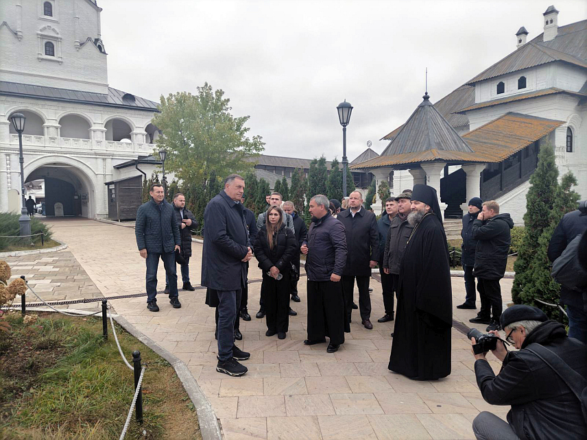 СВИЈАЖСК, 21. ОКТОБРА /СРНА/ - Предсједник Републике Српске Милорад Додик борави у посјети граду острву Свијажск у Татарстану који је државно историјско-архитектонски и умјетнички музеј-резерват.
