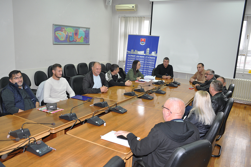 ПРИЈЕДОР, 21. ОКТОБРА /СРНА/ - Град Приједор потписао је данас уговоре са пољопривредним произвођачима о закупу земљишта у власништву Републике Српске за потребе производње.	