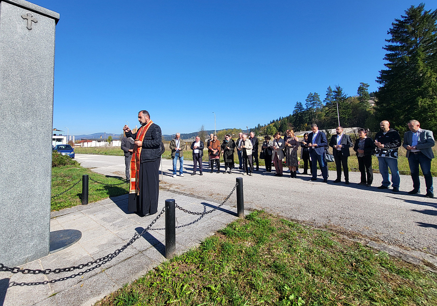 ПАЛЕ, 21. ОКТОБРА /СРНА/ - На Палама је данас служен помен за 25 некадашњих радника предузећа "Фамос" и три бивша радника Фабрике мотора специјалне намјене Коран који су као борци Војске Републике Српске погинули у Одбрамбено-отаџбинском рату.	