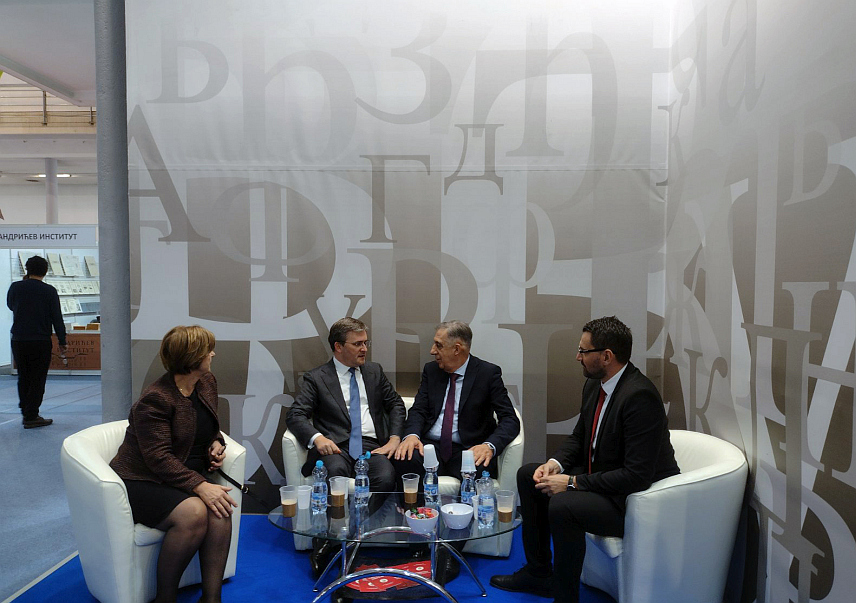 БЕОГРАД, 21. ОКТОБРА /СРНА/ - Министар просвјете и културе Републике Српске Жељка Стојичић, министар за европске интеграције и међународну сарадњу Златан Клокић , министар културе Србије Никола Селаковић и шеф Представништва Републике Српске у Србији Млађен Цицовић посјетили су данас Штанд Републике Српске на 67. Међународном београдском сајму књига.