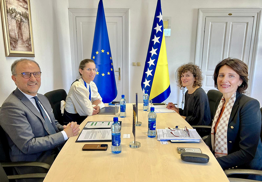 САРАЈЕВО, 21. ОКТОБРА /СРНА/ - Шеф Делегације ЕУ у БиХ Луиђи Сорека састао се данас у Сарајеву са директором Дирекције за европске интеграције /ДЕИ/ Елвиром Хабот.