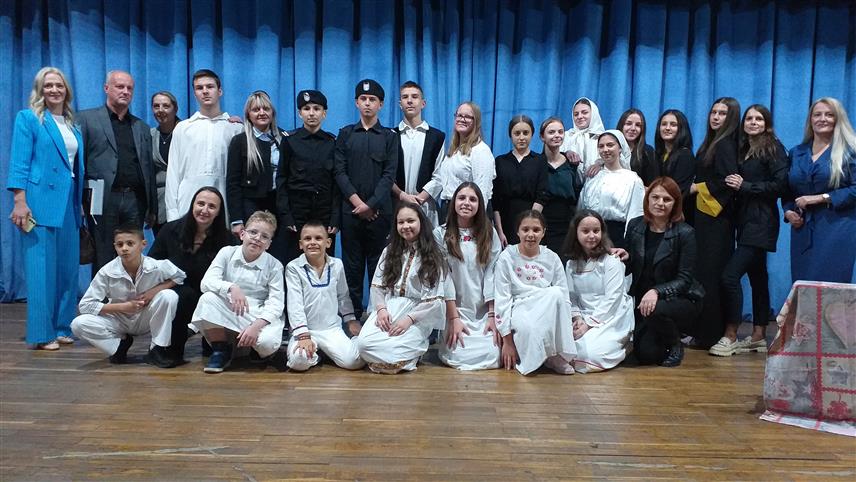 ВЛАСЕНИЦА, 21. ОКTОБРА /СРНА/ - Позоришна представа "Угашени снови", рађена по тексту и у режији професора српског језика и књижевности Жељке Дамјановић из Станара, изведена је данас у Дому културе у Власеници.