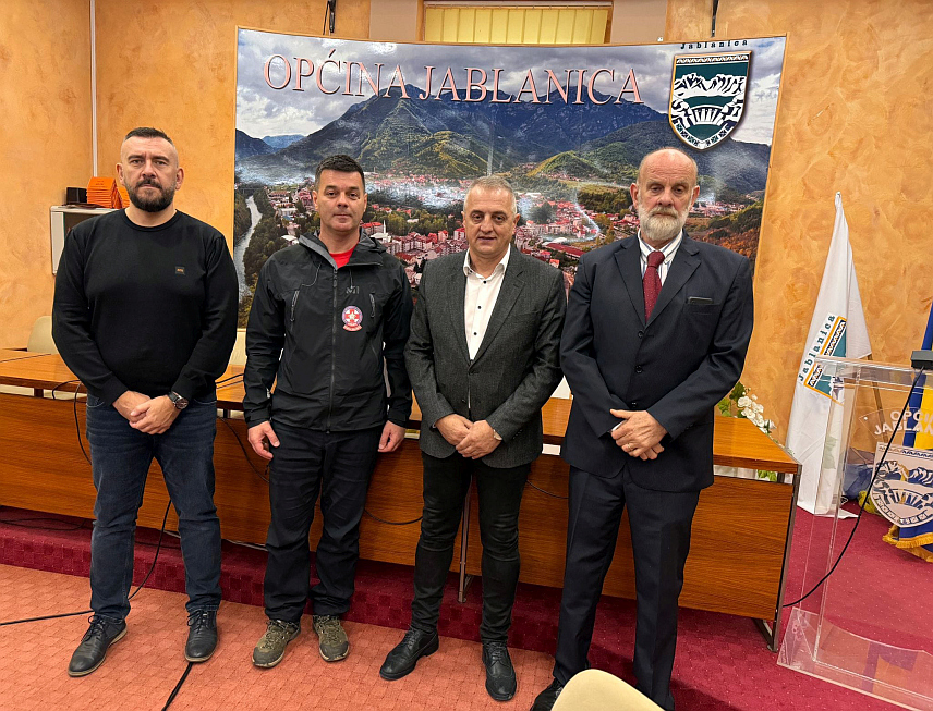 САРАЈЕВО, 21. ОКТОБРА /СРНА/ - Директор Службе за послове са странцима БиХ Жарко Лакета, замјеник директора Алмин Имамовић и помоћник директора за унутрашњу контролу Гренко Араповић посјетили су општину Јабланица и разговарали са начелником Дамиром Шабановићем, те изразили саучешће породицама чији су чланови смртно настрадали.