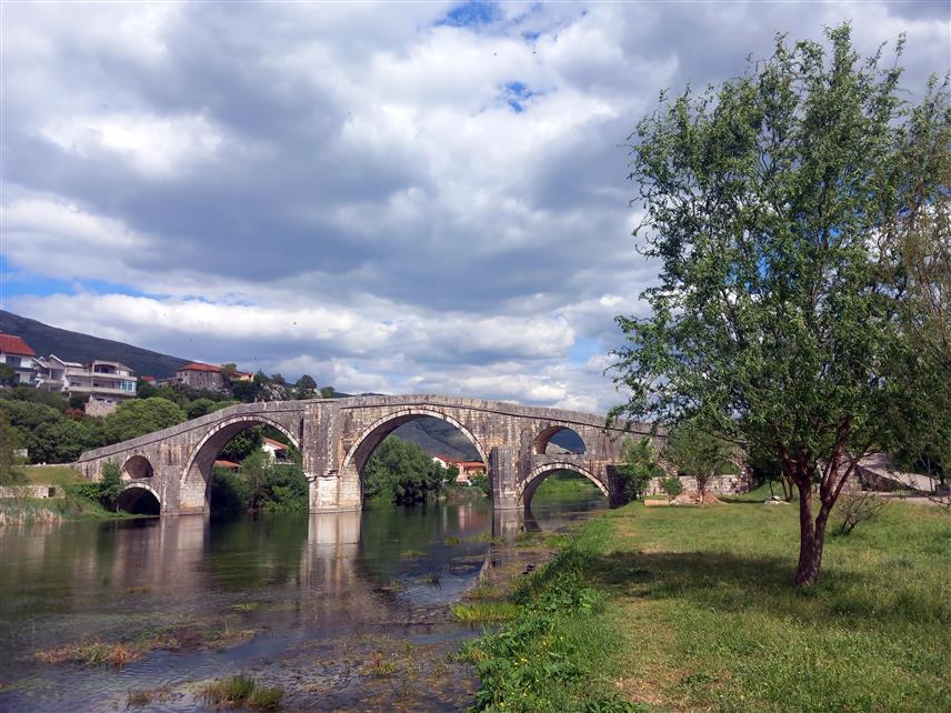 ТРЕБИЊЕ, 21. ОКТОБРА /СРНА/ - Арсланагића или Перовића мост представља најпознатији споменик из турског периода у Tребињу и има веома значајно мјесто у балканској архитектури 16. вијека, показују подаци требињске Туристичке организације.