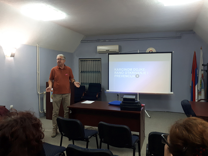 КОСTАЈНИЦА, 22. ОКTОБРА /СРНА/ - Поводом "Ружичастог октобра" - Међународног мјесеца борбе против рака дојке, хирург у Општој болници Приједор Жељко Tешинић јуче je у Дом здравља Костајница обавио превентивне прегледе и одржао предавањем.