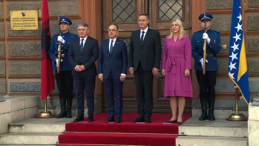 САРАЈЕВО, 22. ОКТОБРА /СРНА/ - Чланови Предсједништва БиХ Жељка Цвијановић, Денис Бећировић и Жељко Комшић данас су у Сарајеву свечано дочекали предсједника Албаније Бајрама Бегаја.