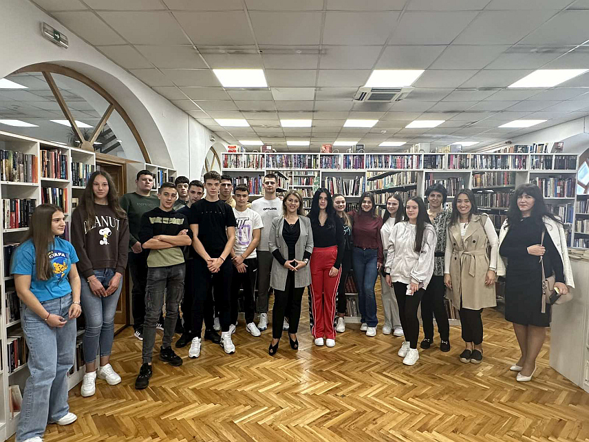 TРЕБИЊЕ, 22. ОКТОБРА /СРНА/ - Директор Народне библиотеке Tребиње Милосава Супић Вуковић уручила је данас бесплатне чланске карте основцима и средњошколцима који станују у требињском Дому ученика.