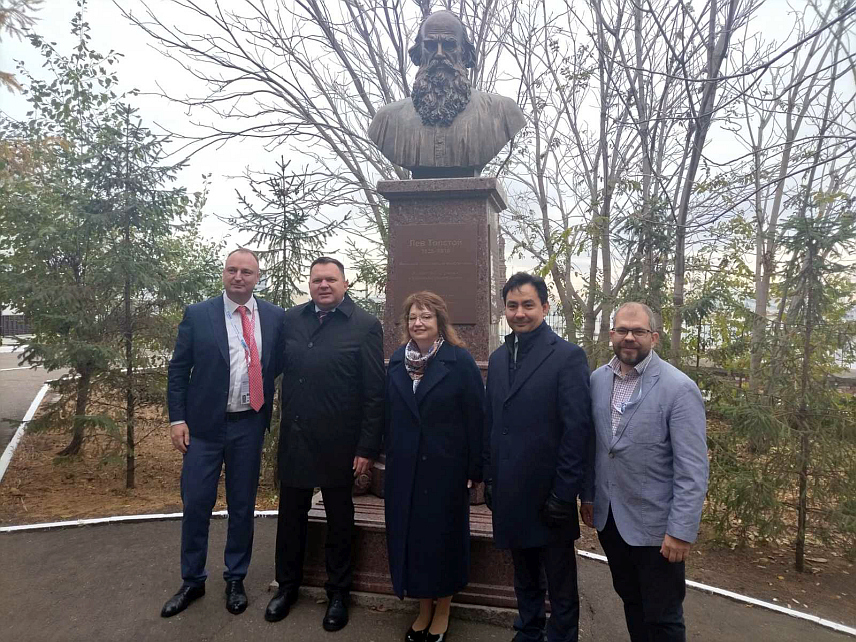 КАЗАЊ, 22. ОКТОБРА /СРНА/ - Министар за научнотехнолошки развој и високо образовање Републике Српске Жељко Будимир и проректор за спољне односе Тимирхан Алишев обишли су и Музеј Николаја Лобачевскога, који се налази у склопу Казањског федералног универзитета.