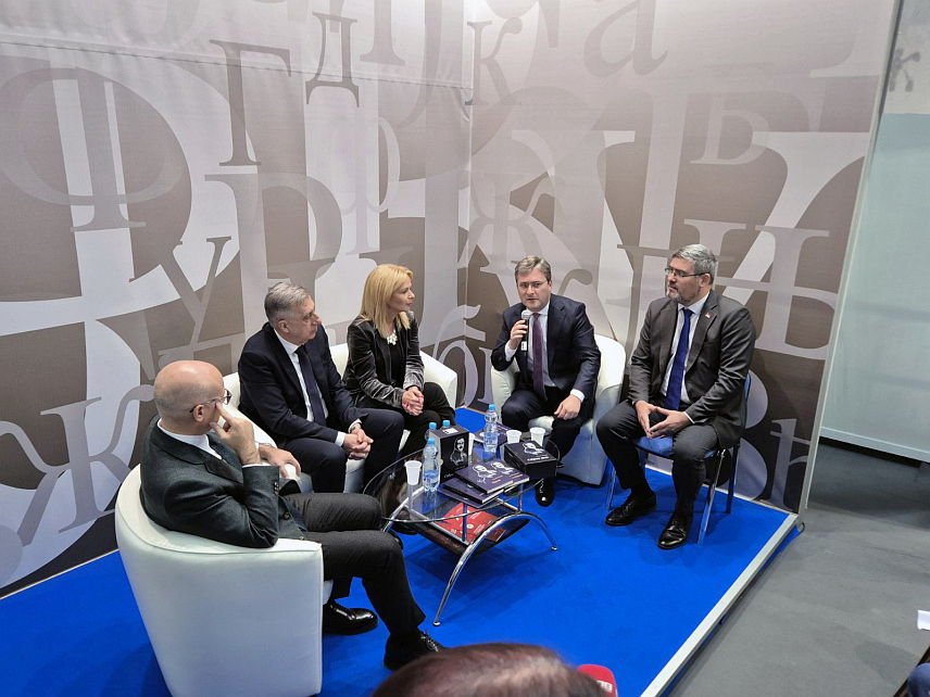 БЕОГРАД, 22. ОКТОБРА /СРНА/ - Премијер Србије Милош Вучевић, министар културе Никола Селаковић и министар за рад, запошљавање, борачка и социјална питања Немања Старовић посјетили су данас штанд Републике Српске на Међународном сајму књига у Београду, гдје их је дочако шеф Представништва Републике Српске у Србији Млађен Цицовић.	