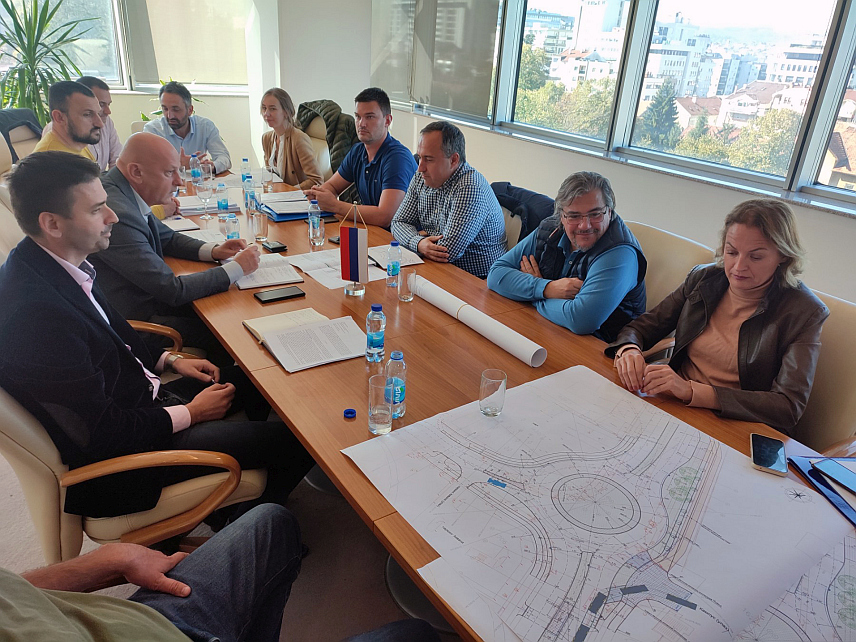 БАЊАЛУКА, 22. ОКТОБРА /СРНА/ - Представници надлежних републичких и градских институција отклонили су данас све недоумице у вези са изградњом кружног тока у непосредној близини бањалучког универзитетског Кампуса. Састанку су присуствовали представници Министарства за просторно уређење, грађевинарство и екологију Републике Српске, Универзитета у Бањалуци, Градске управе и предузећа "Путеви Српске".	