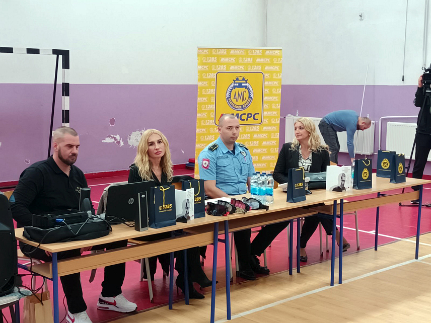 ЗВОРНИК, 22. ОКТОБРА /СРНА/ - Ученицима зворничког Техничког школског центра одржано је предавање о безбједности у саобраћају под називом „Млади као ризична категорија учесника у саобраћају“, гдје је говорио Милан Матић из Пожаревца, који је у саобраћају доживио тешке повреде опасне по живот.