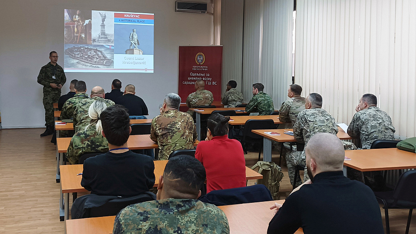 КРУШЕВАЦ, 22. ОКТОБРА /СРНА/ - У Крушевцу се ове и идуће седмице реализује међународни курс из области цивилно-војне сарадње, а полазници су официри и подофицири из Војске Србије и оружаних снага Азербејџана, БиХ, Бугарске, Италије, САД и Холандије који се баве пословима цивилно-војне сарадње, као и представници цивилних институција из Србије, саопштено је из Министарства одбране Србије.