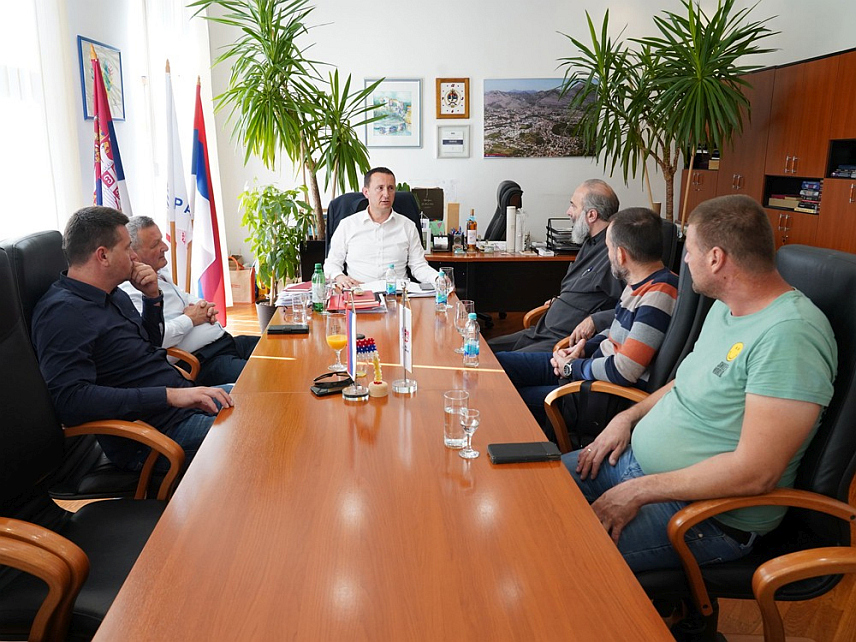 TРЕБИЊЕ, 22.ОКТОБРА /СРНА/ - Градоначелник Требиња Мирко Ћурић током састанка са представницима црквеног одбора и надлежним свештеником Николом Јанковићем из села Власаче на Требињским брдима.