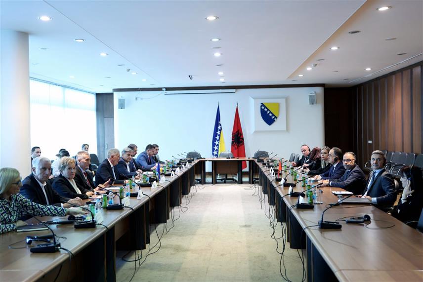 САРАЈЕВО, 22. ОКТОБРА /СРНА/ - Чланови Заједничког колегија оба дома Парламентарне скупштине БиХ састали су се данас у Сарајеву са предсједником Албаније Бајрамом Бегајом.