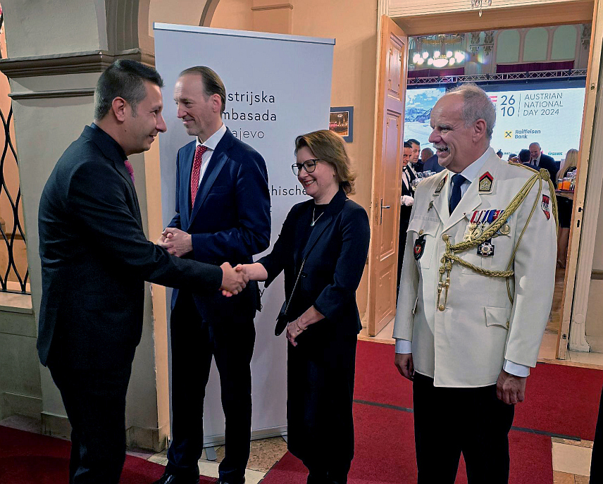 САРАЈЕВО, 22. СЕПТЕМБРА /СРНА/ - Замјеник министра одбране у Савјету министара Александар Гогановић присуствовао вечерас у Сарајеву пријему који је организовала Амбасада Аустрије у БиХ, поводом Националног празника.
