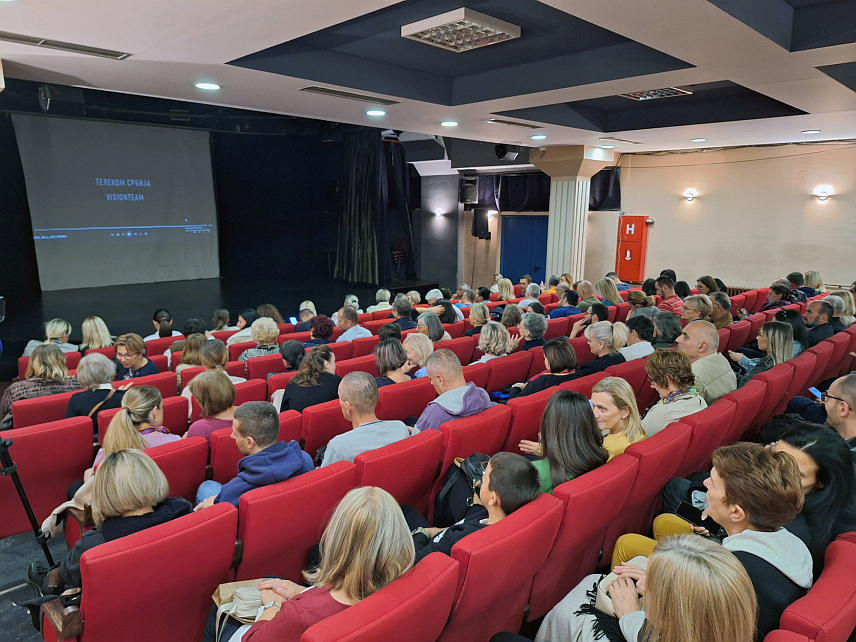 ИСТОЧНО САРАЈЕВО, 22. ОКТОБРА /СРНА/ - У оквиру манифестације "Дани Србије у Српској" вечерас је у препуној сали Културног центра Источно Ново Сарајеву одржана пројекција филма "Руски конзул“ у режији Мирослава Лекића.