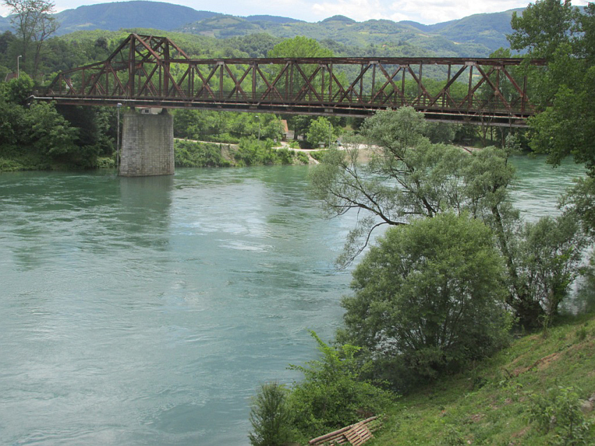БРАТУНАЦ/СРЕБРЕНИЦА, 22. ОКТОБРА /СРНА/ - Прве мостове на Дрини, скоро четири вијека након вишеградске ћуприје, подигла је Краљевина Југославија. Занимљиво је да су становници Братунца мост између овог мјеста и Љубовије називали Љубовијским мостом, док су га мјештани Љубовије ословљавали као Братуначки мост.	
