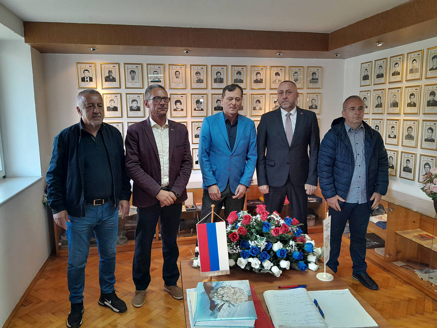 ШИПОВО, 23. ОКТОБРА /СРНА/ - Министар рада и борачко-инвалидске заштите Републике Српске Данијел Егић данас је у Шипову посјетио спомен-собу и положио вијенац код споменика палим борцима Војске Републике Српске у овом граду.
