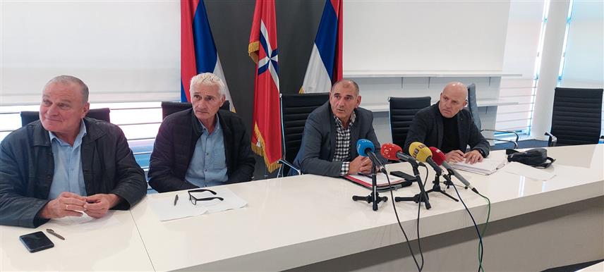 ИСТОЧНО САРАЈЕВО, 23. ОКТОБРА /СРНА/ - Конференција за новинаре чланова Удружења логораша Сарајевско-романијске области о свједочењу логораша из логора Челебићи у суду у Бостону против Кемала Мрнџића и стању у Савезу логораша у Републици Српској.