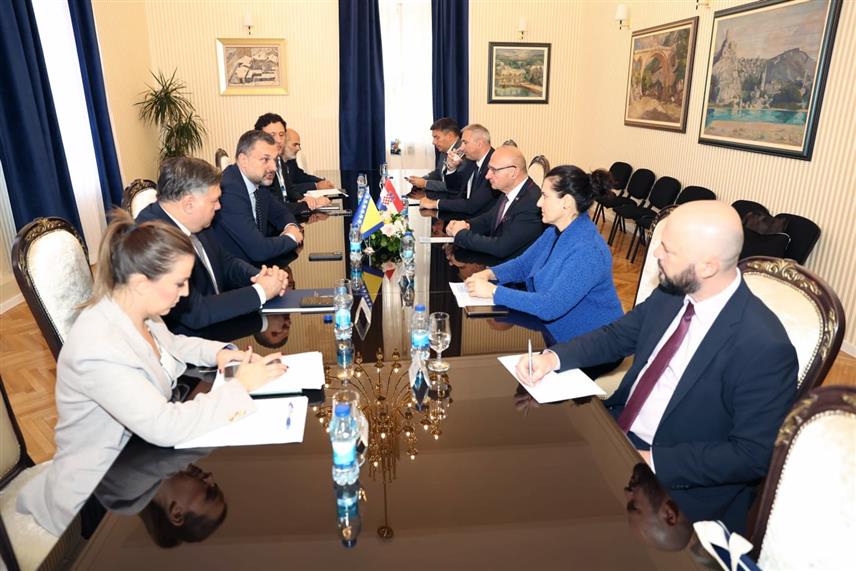 САРАЈЕВО, 23. ОКТОБРА /СРНА/ - Министар иностраних послова у Савјету министара Елмедин Конаковић и министар иностраних и европских послова Хрватске Гордан Грлић Радман на данашњем састанку у Сарајеву нагласили су значај регионалне сарадње у периоду глобалних безбједносних изазова, оцијенивши да су стабилни односи међу сусједима кључ за мир и напредак.