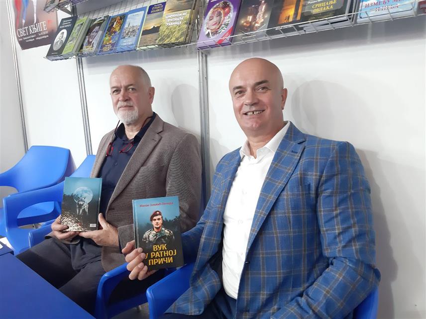 БЕОГРАД, 23. ОКTОБРА /СРНА/ - Некадашњи командант Зворничке пјешадијске бригаде и генерал у пензији Винко Пандуревић и аутор књиге "Вук у ратној причи" Милан Јоловић Легенда, командант јединице "Вукови са Дрине" данас на београдском сајму књига на промоцији књиге "Вук у ратној причи".	