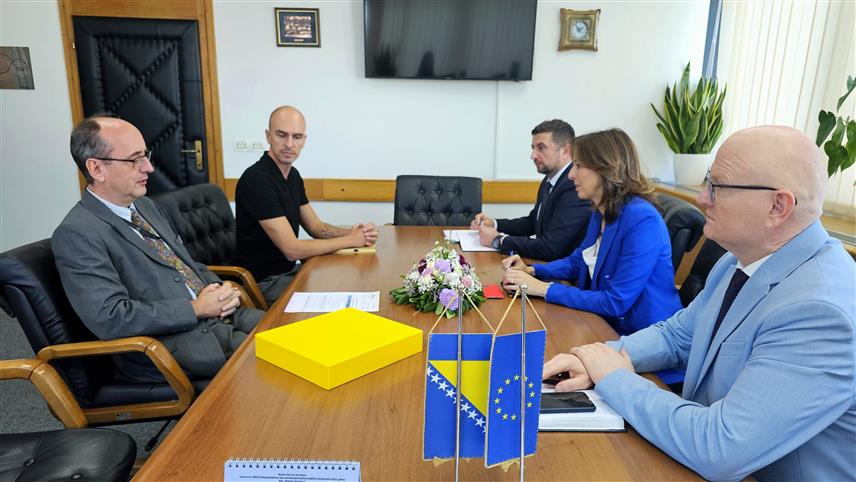 САРАЈЕВО, 23. ОКТОБРА /СРНА/ - Министар цивилних послова у Савјету министара Дубравка Бошњак разговарала је данас са шефом Канцеларије Свјетске здравствене организације /СЗО/ у БиХ Ервином Кореманом