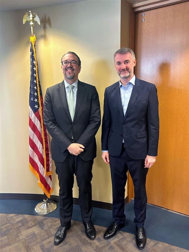 ВАШИНГТОН, 23. ОКТОБРА /СРНА/ - Састанак министра транспорта и комуникација у Савјету министара Едина Форте у Стејт дипартменту са америчким замјеником помоћника државног секретара за Балкан у Канцеларији за Европу и Евроазију Александером Касанофом.