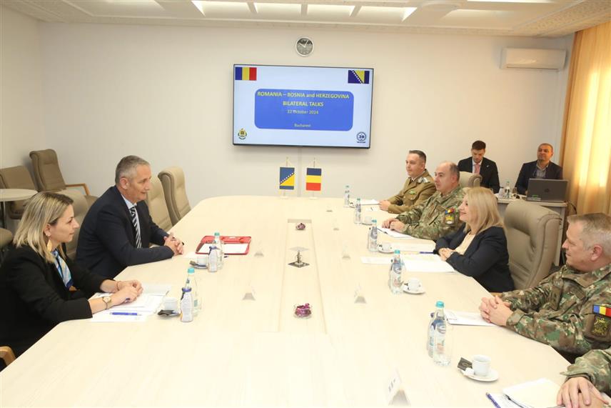 БУКУРЕШТ, 23. ОКТОБРА /СРНА/ - Замјеник министра одбране за политику и планове у Савјету министара Славен Галић разговарао са државним секретаром Министарства одбране Румуније Симоном Кожокаровом и начелником Главног штаба оружаних снага те земље Гиорхитом Владом.
