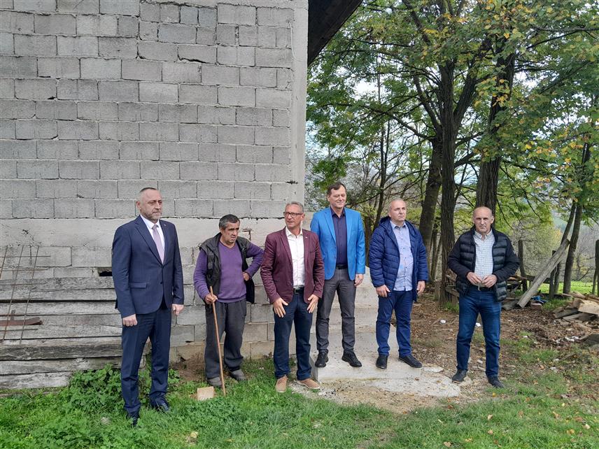 МРКОЊИЋ ГРАД, 23. ОКТОБРА /СРНА/ - Министар рада и борачко-инвалидске заштите Данијел Егић посјетио је данас демобилисаног борца Драгу Гајановића у селу Горњи Мујџићи код Шипова, који живи у условима недостојним човјека, те поручо да ће предузети све да буде довршена кућа у којој би имао основне услове за живот.